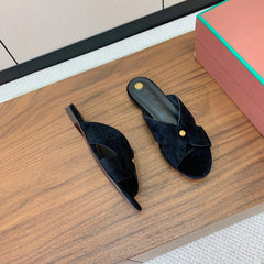 FLAT SLIPPERS IN BLACK SUEDE