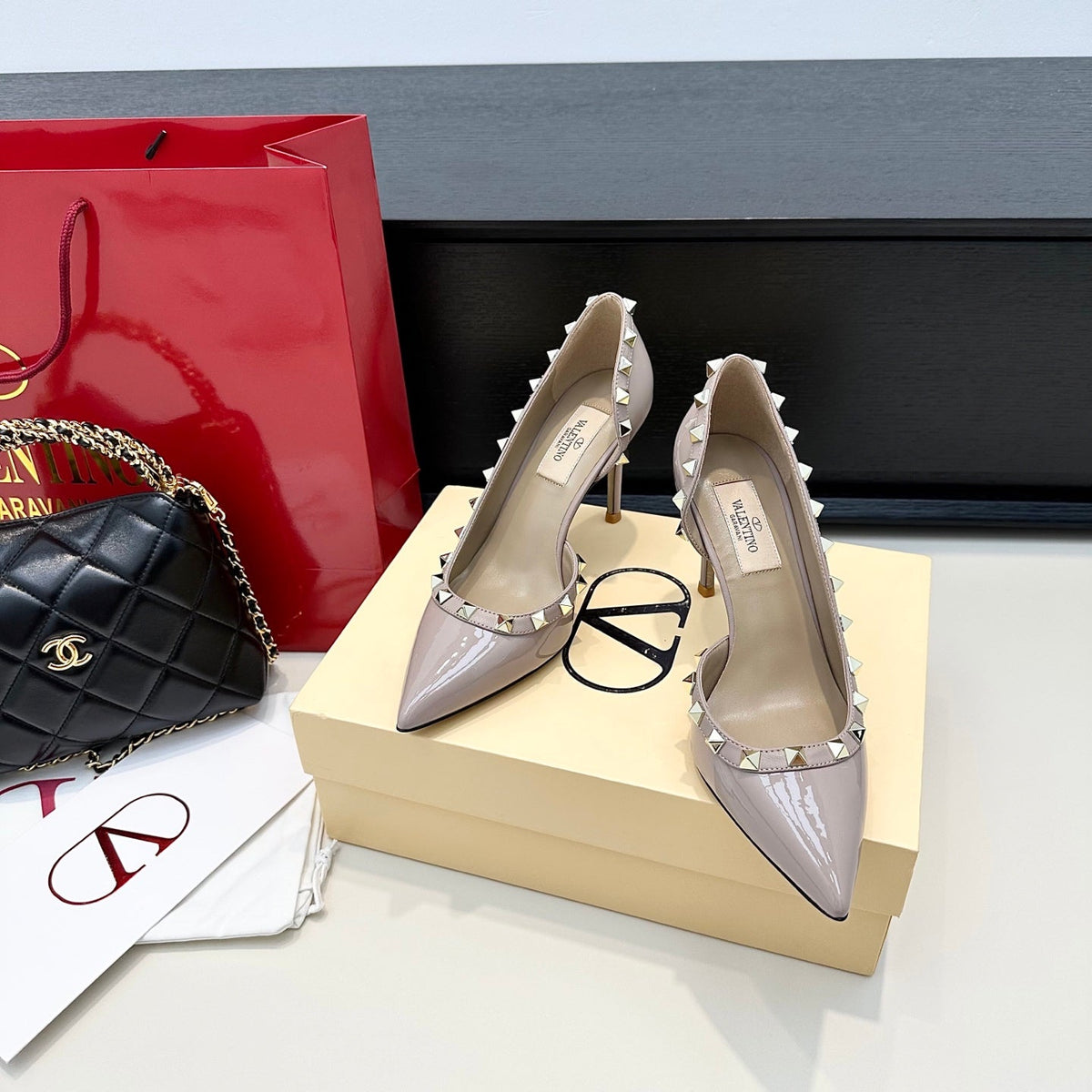 VLTN ROCKSTUD HEELS 25S 85 MM IN SOFT LILAC BEIGE GLOSSY LEATHER