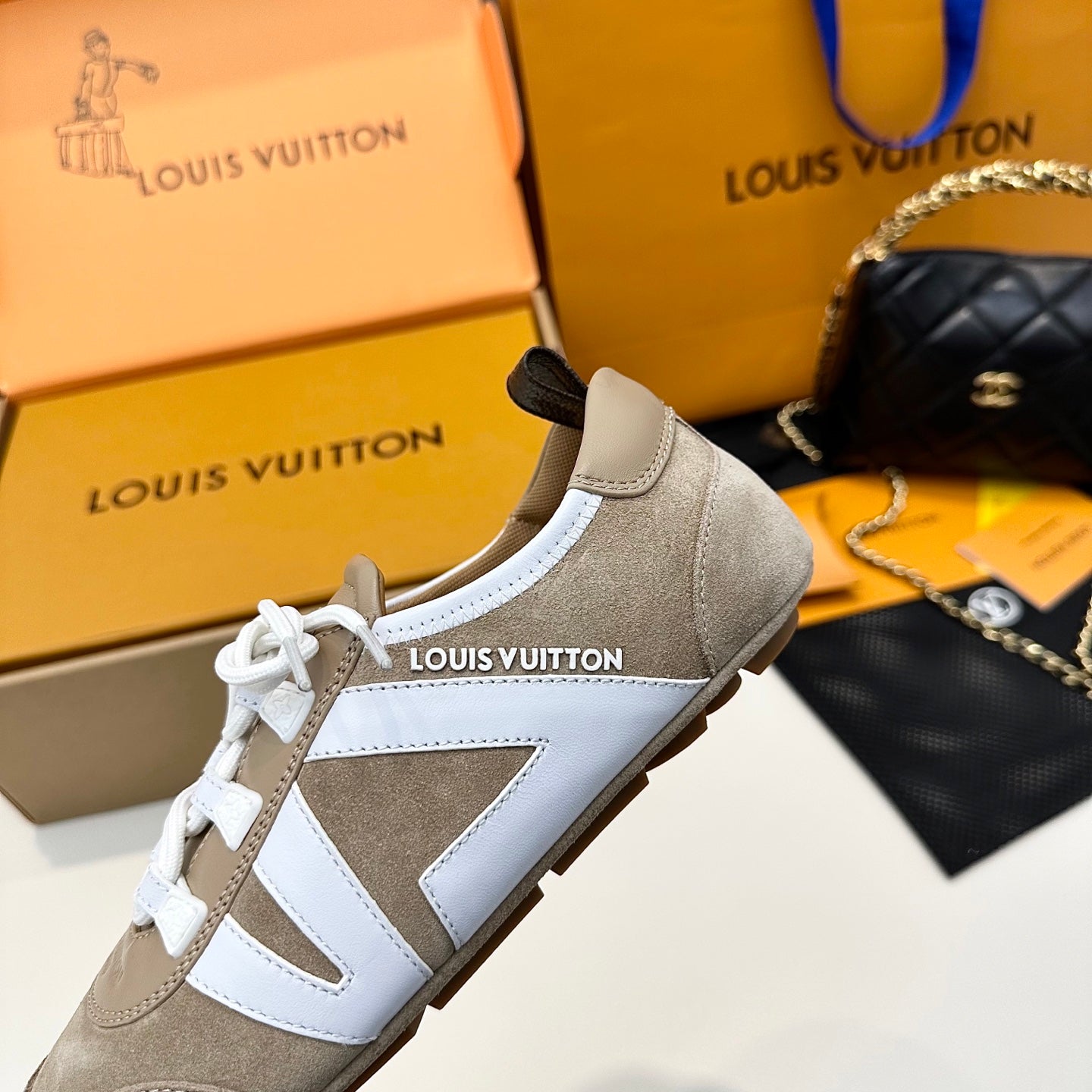 SNEAKERINA TRAINERS IN BROWN AND WHITE SUEDE