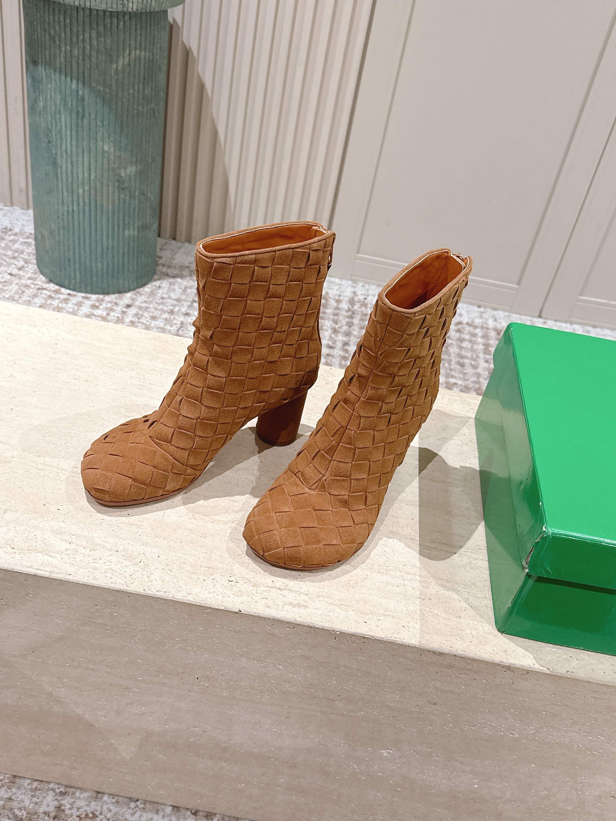 BOTTEGA VENETA 26S INTRECCIATO BOOTS 85 MM IN BROWN SUEDE