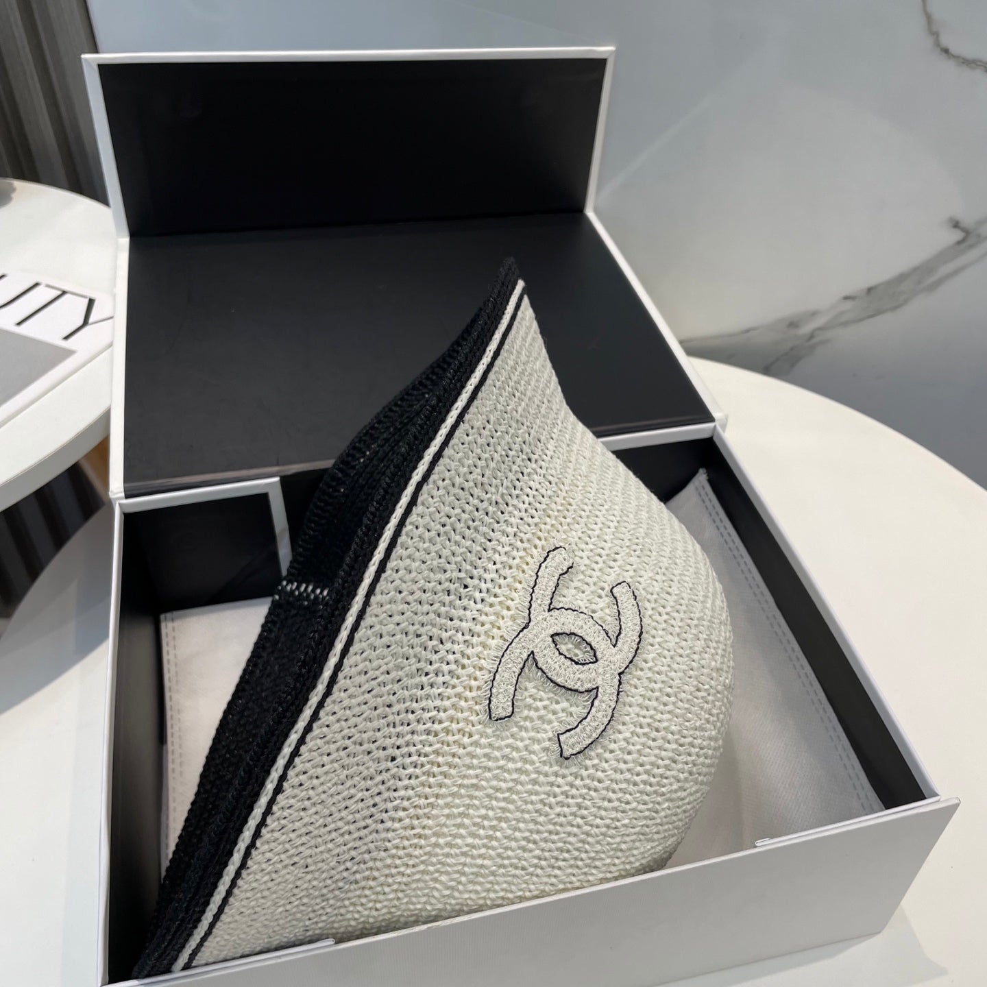 STRAW BUCKET HAT IN WHITE 672972