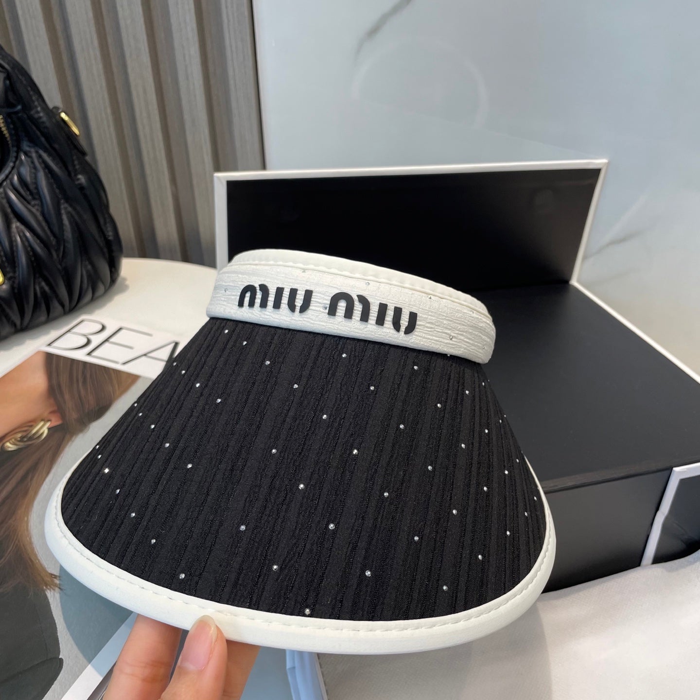 MM FASHION VISOR CAP IN WHITE MIX BLACK FABRIC