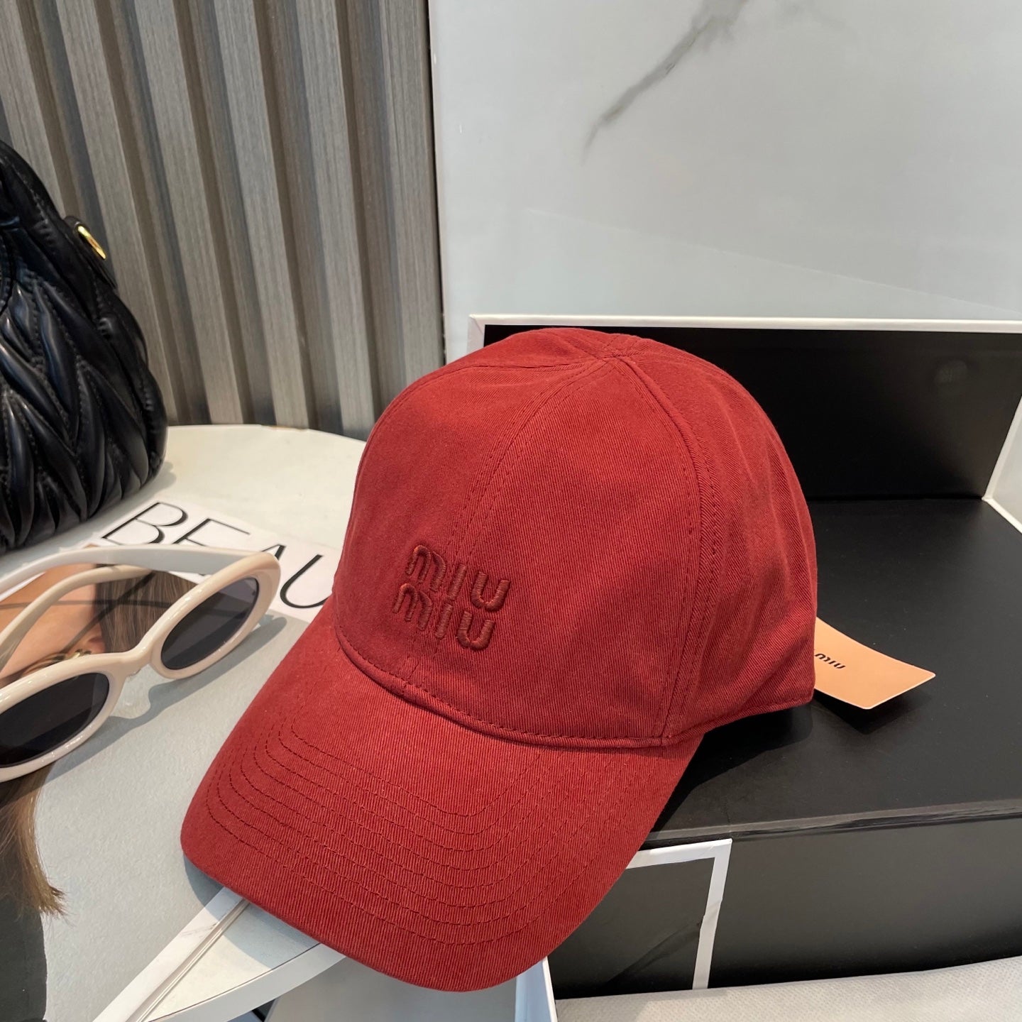 MM BASEBALL CAP IN RED FABRIC BRAND EMBROIDERY