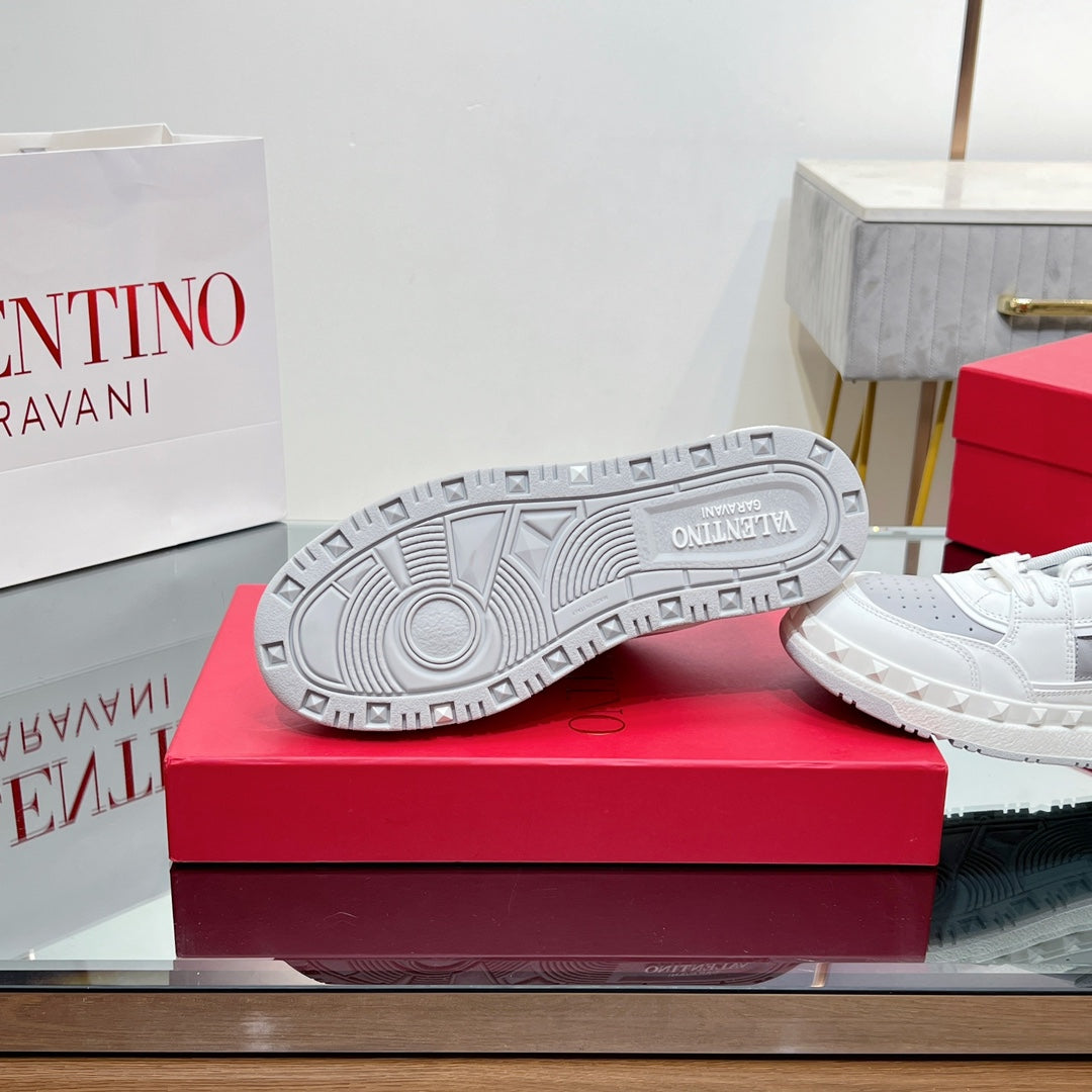 VALENTINO 25S GARAVANI FREEDOTS SNEAKERS IN WHITE MIX GREY LAMBSKIN