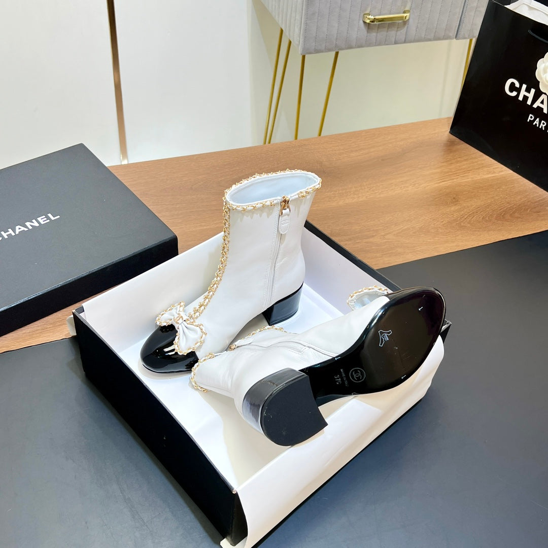 CHANEL 25S HEELED CHAIN BOOTS WITH BOW IN WHITE CALFSKIN GOLD HARDWRE