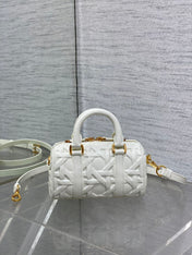 GROOVE 17 BAG IN WHITE MACROCANNAGE CALFSKIN WITH GOLD HARDWARE