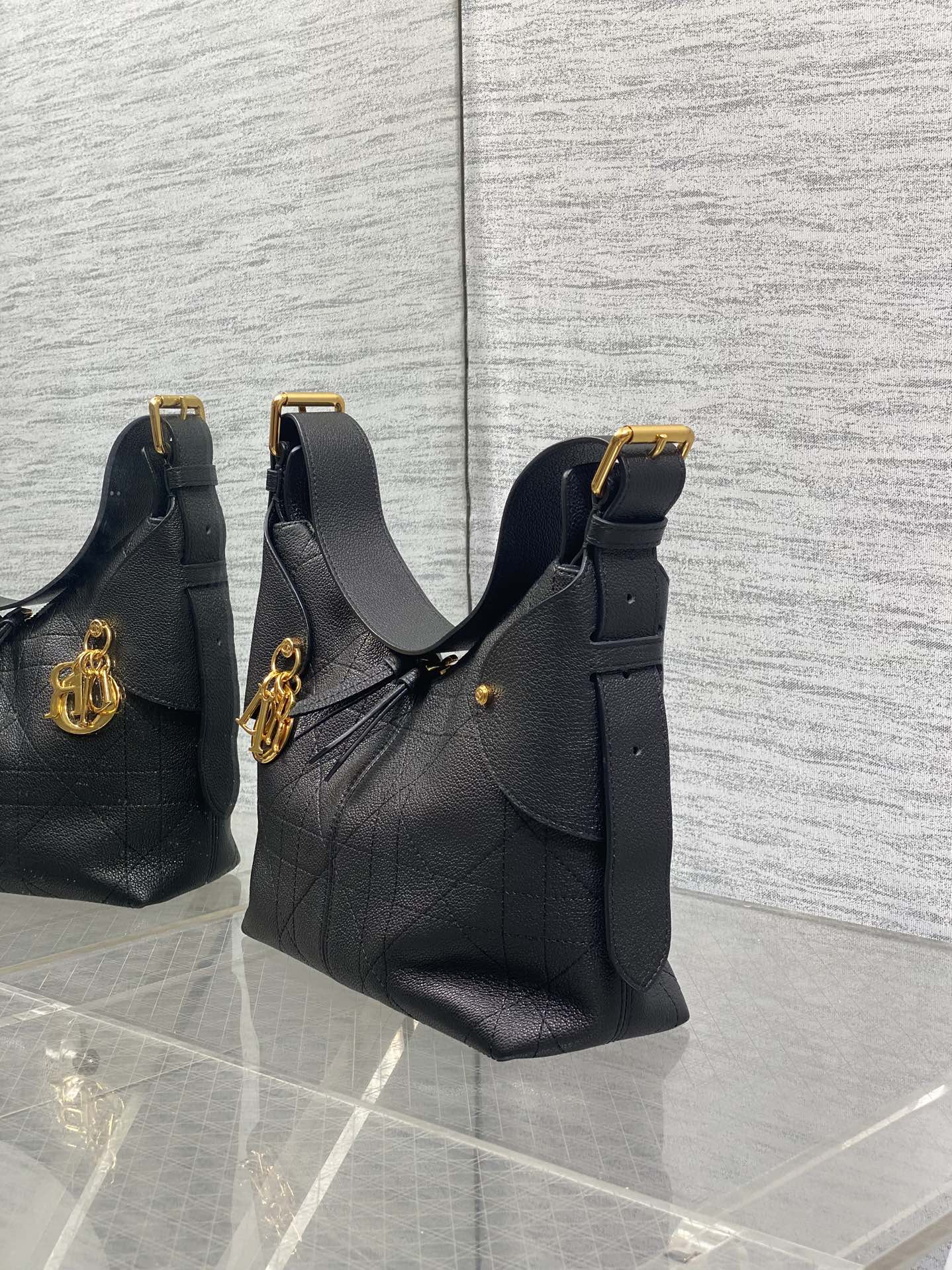 DIOR 25S SMALL VOYAGE BAG 23 IN BLACK FLAT MACROCANNAGE GRAINED CALFSKIN