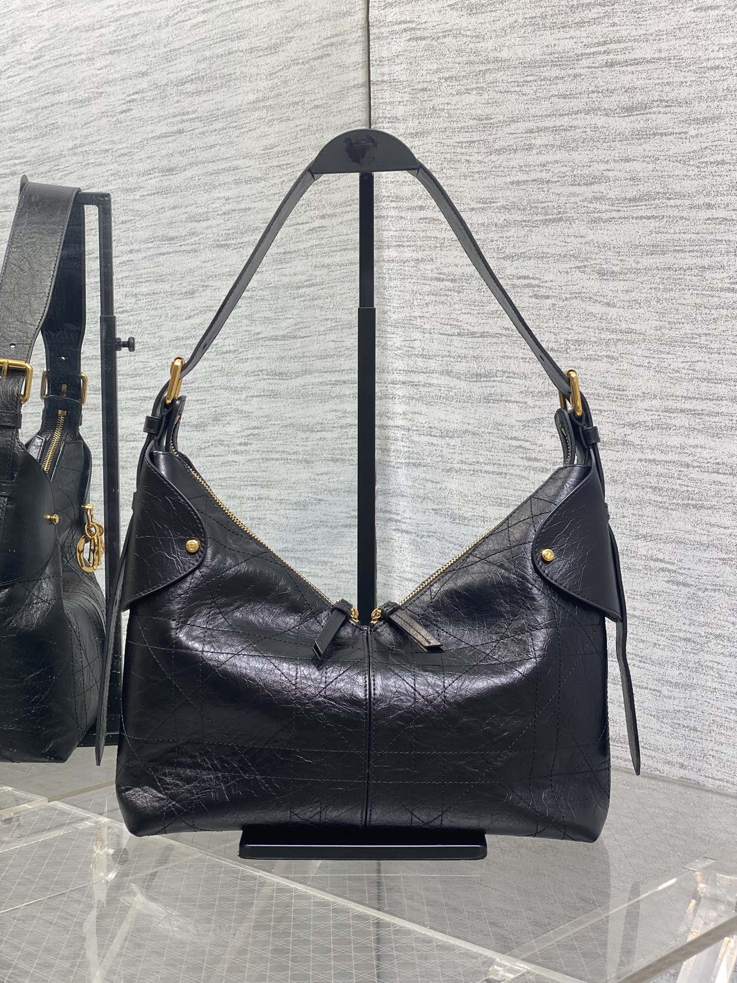 DIOR 25S MEDIUM VOYAGE BAG 28 IN BLACK FLAT MACROCANNAGE GRAINED GLOSSY CALFSKIN