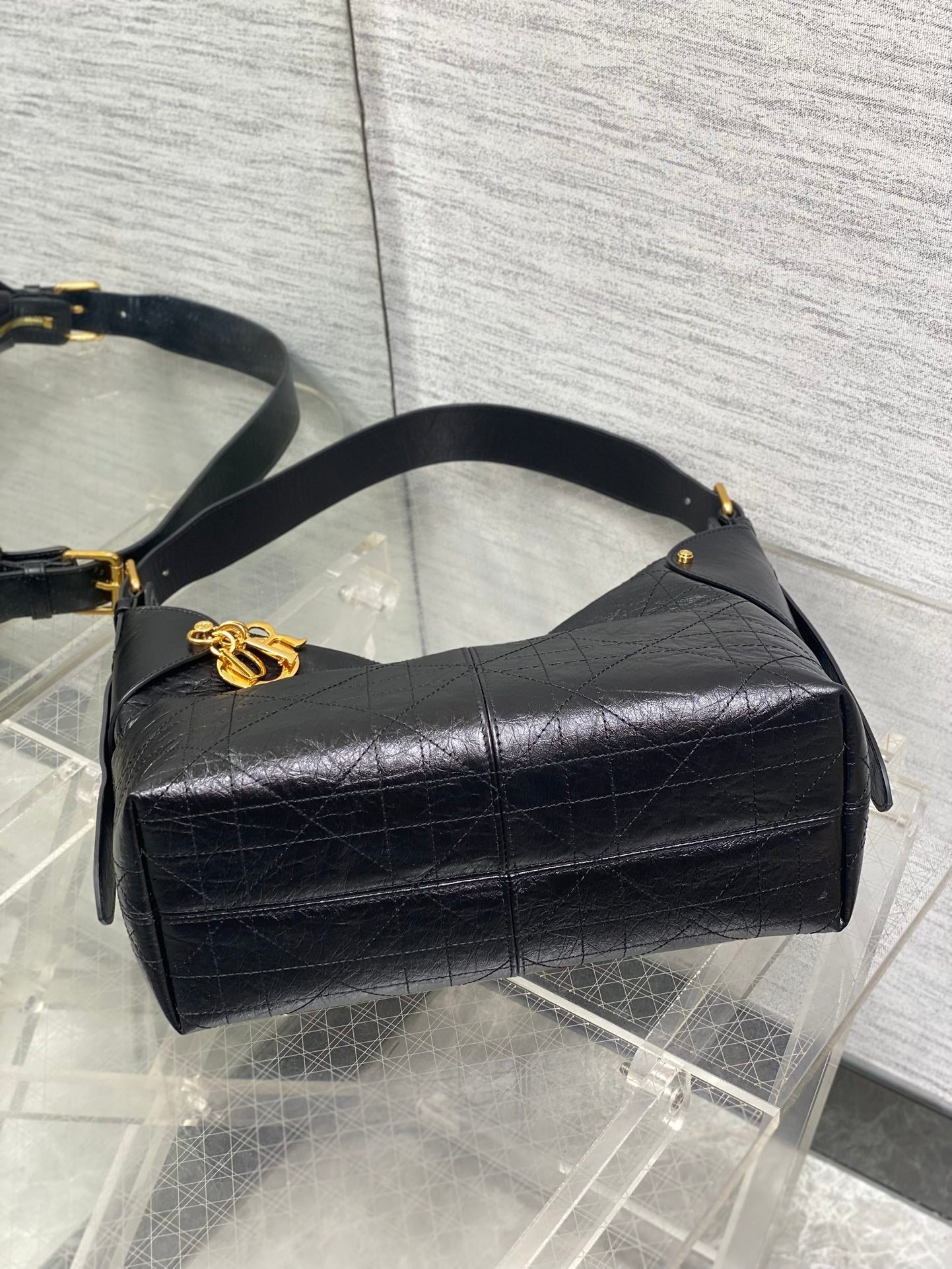 DIOR 25S MEDIUM VOYAGE BAG 28 IN BLACK FLAT MACROCANNAGE GRAINED GLOSSY CALFSKIN