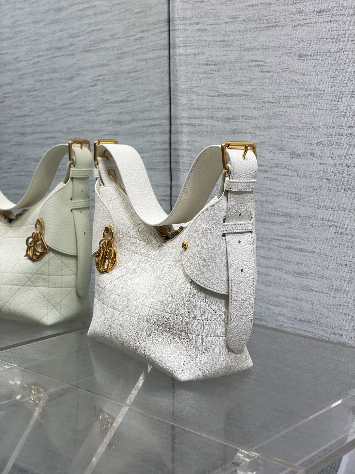 DIOR 25S SMALL VOYAGE BAG 23 IN IVORY FLAT MACROCANNAGE GRAINED CALFSKIN