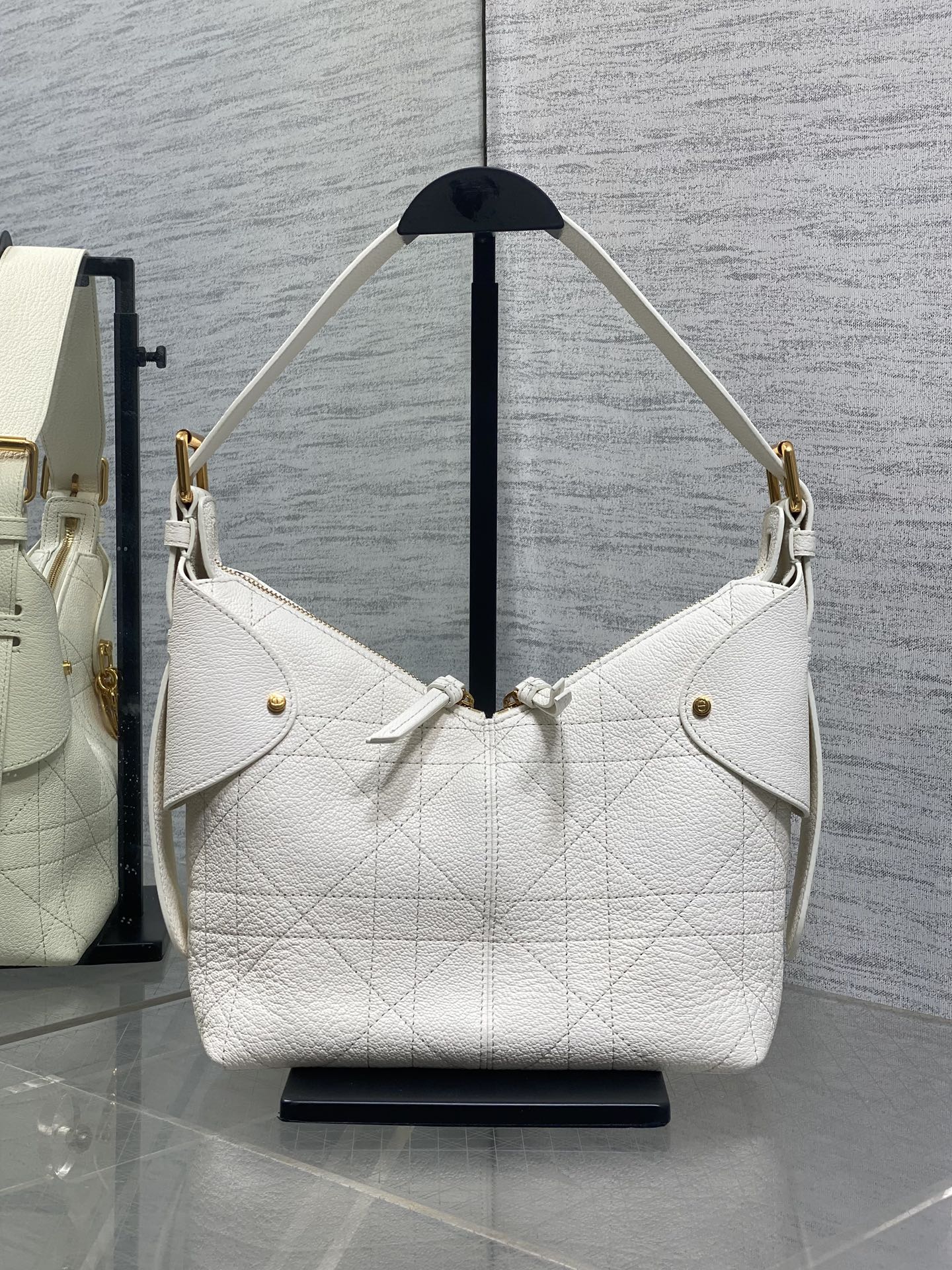 DIOR 25S SMALL VOYAGE BAG 23 IN IVORY FLAT MACROCANNAGE GRAINED CALFSKIN