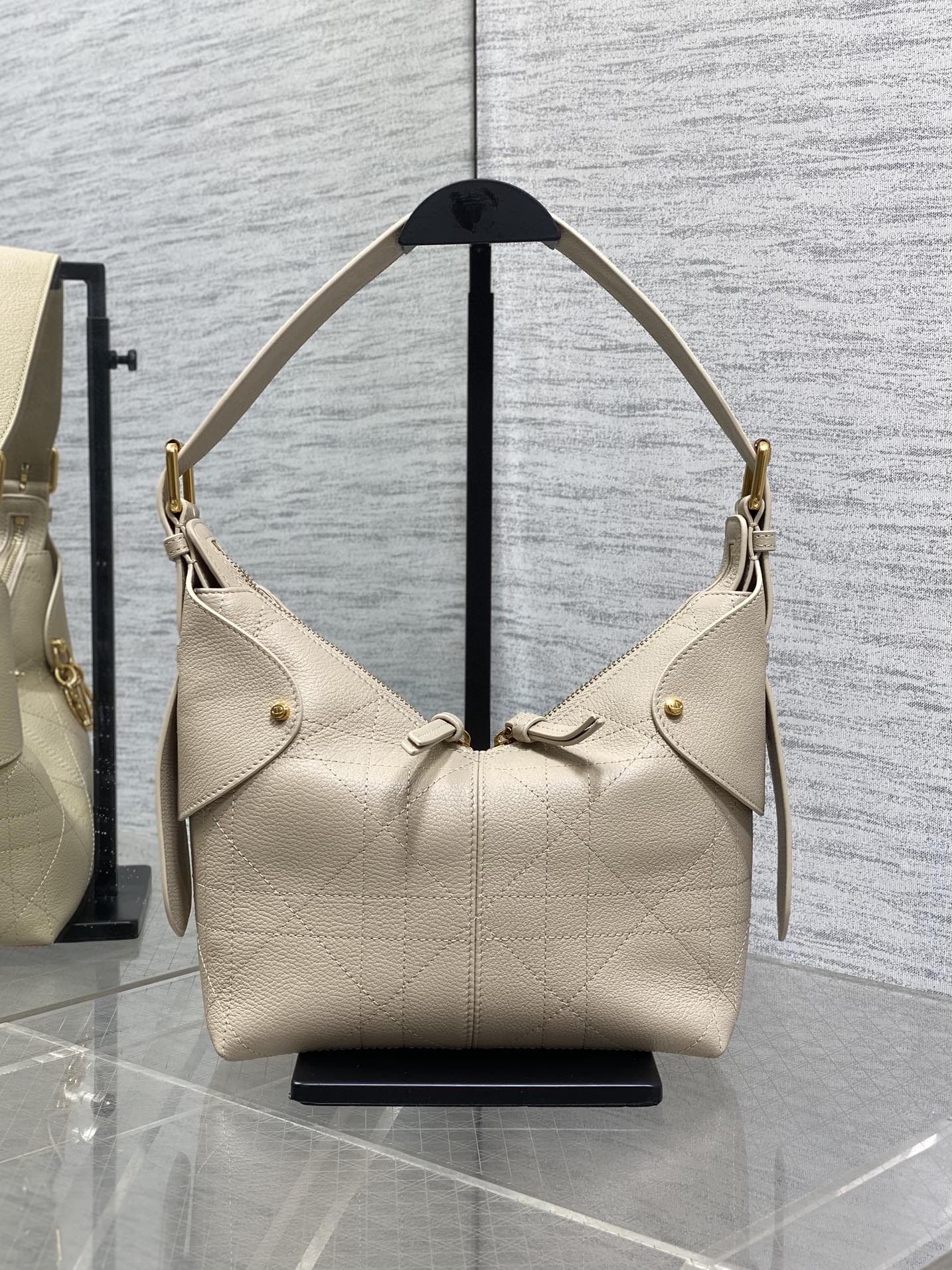 DIOR 25S SMALL VOYAGE BAG 23 IN POWDER BEIGE FLAT MACROCANNAGE GRAINED CALFSKIN
