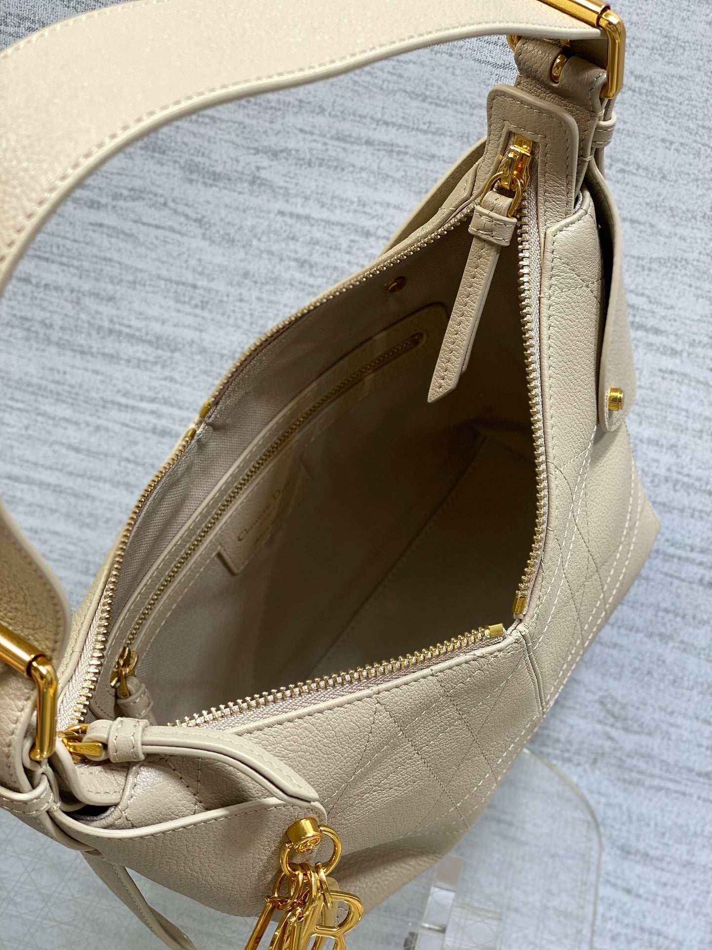 DIOR 25S SMALL VOYAGE BAG 23 IN POWDER BEIGE FLAT MACROCANNAGE GRAINED CALFSKIN