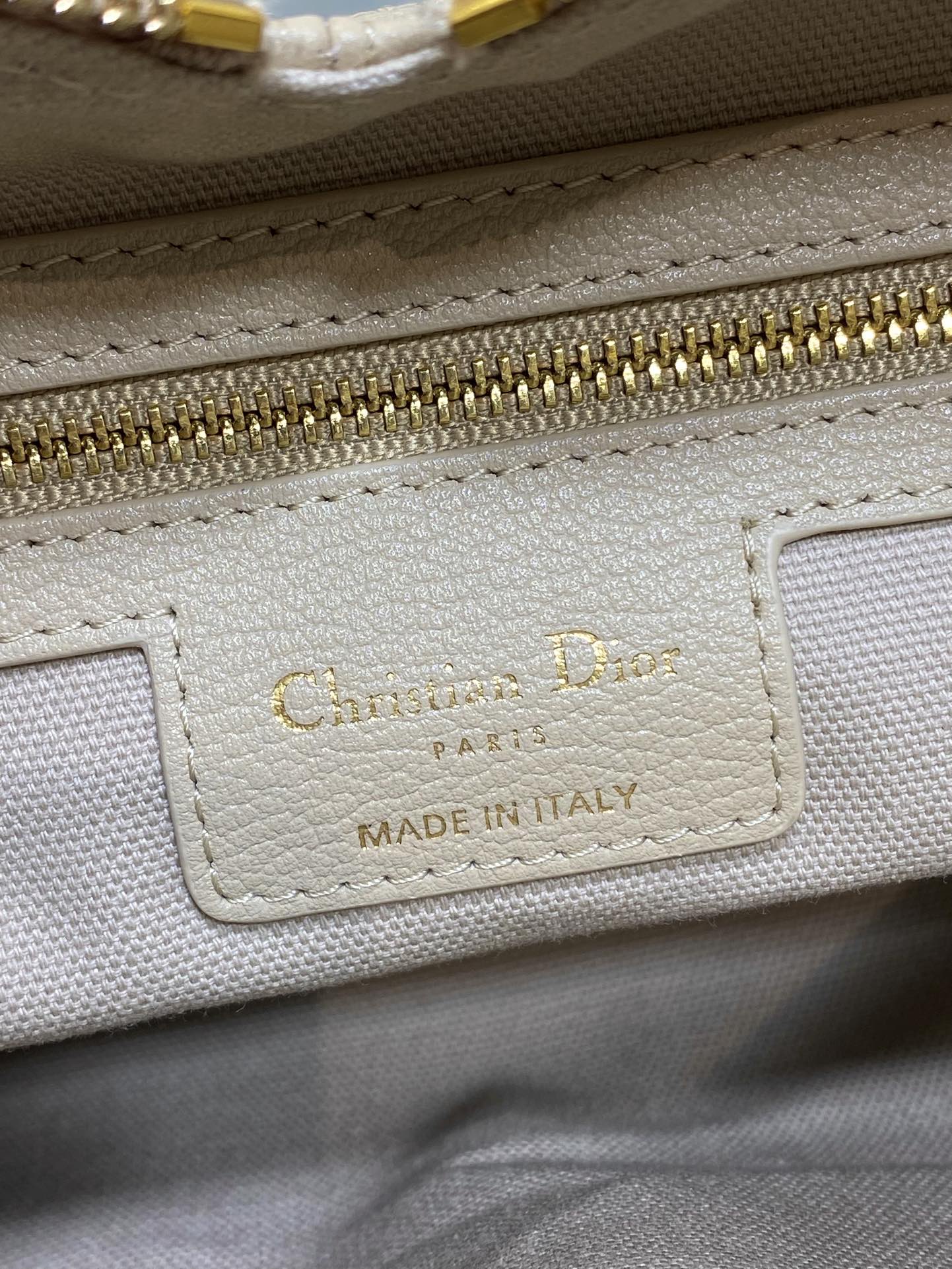 DIOR 25S MEDIUM VOYAGE BAG 28 IN POWDER BEIGE FLAT MACROCANNAGE GRAINED CALFSKIN