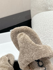 LW SHEARLING THONG SLIPPER IN LIGHT BROWN