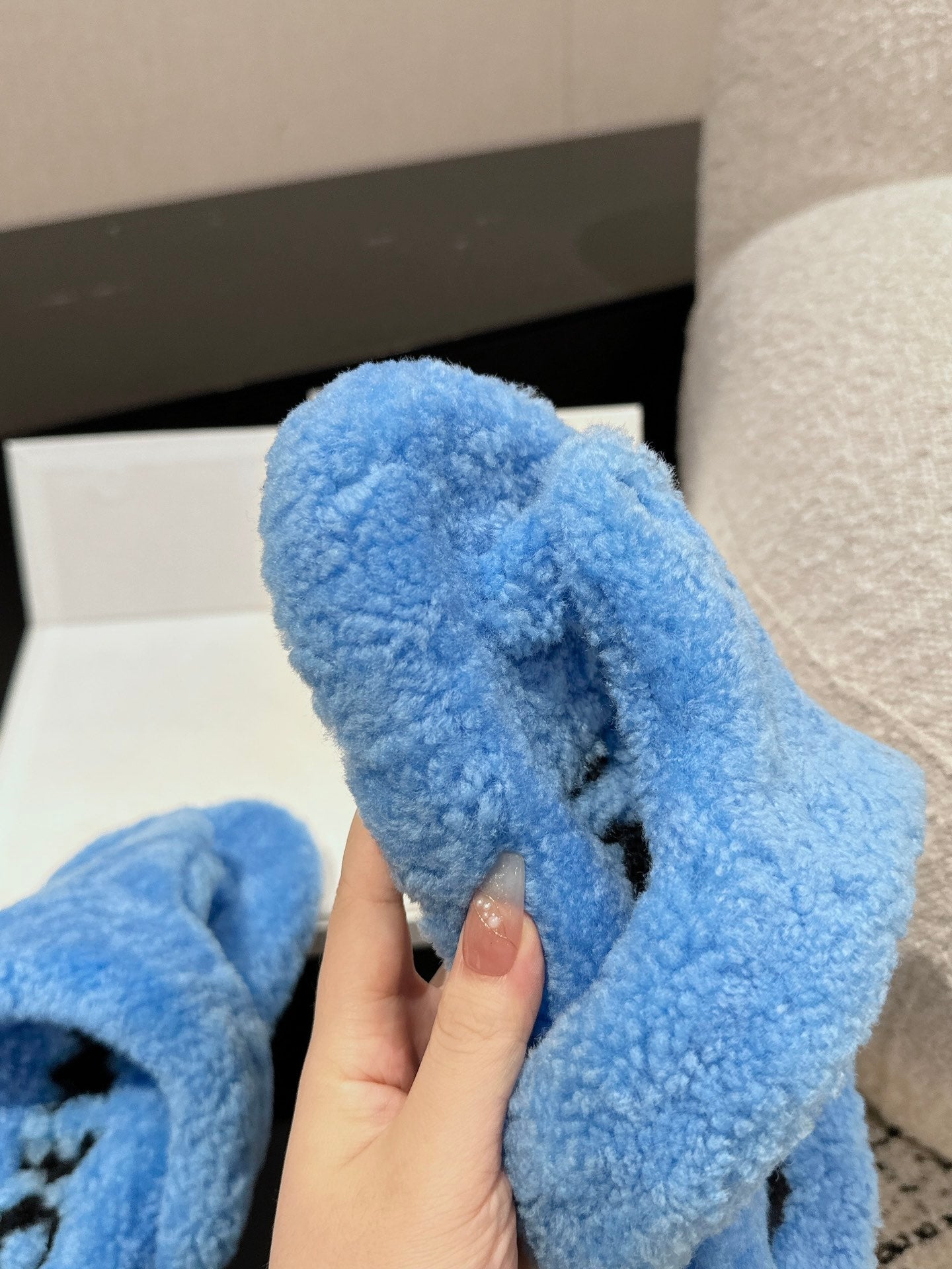 LW SHEARLING THONG SLIPPER IN LAPIS