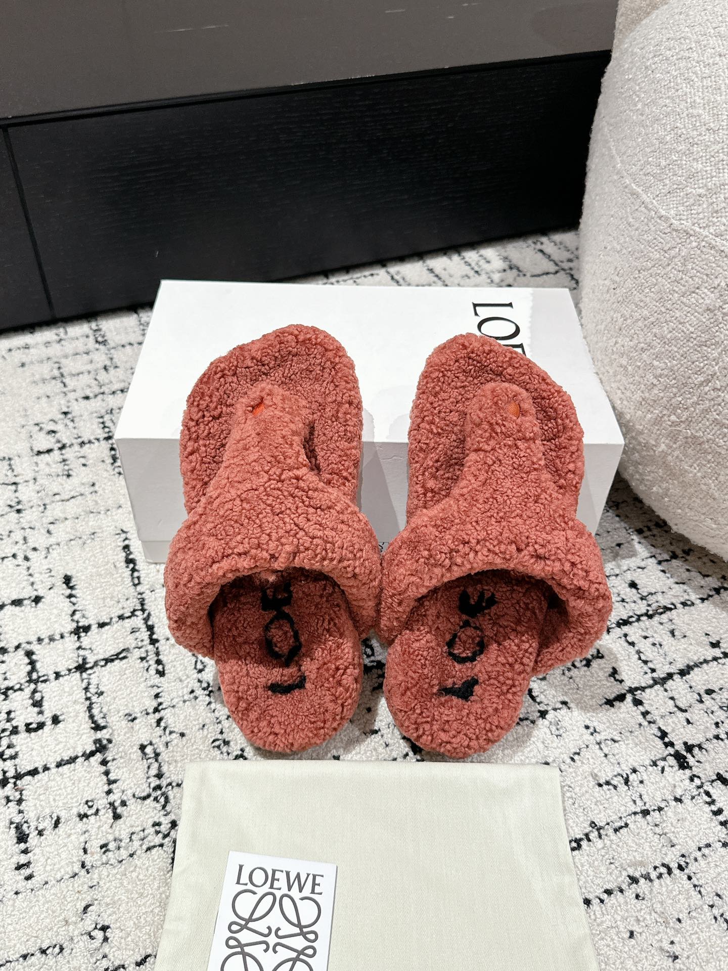 LW SHEARLING THONG SLIPPER IN BRICK