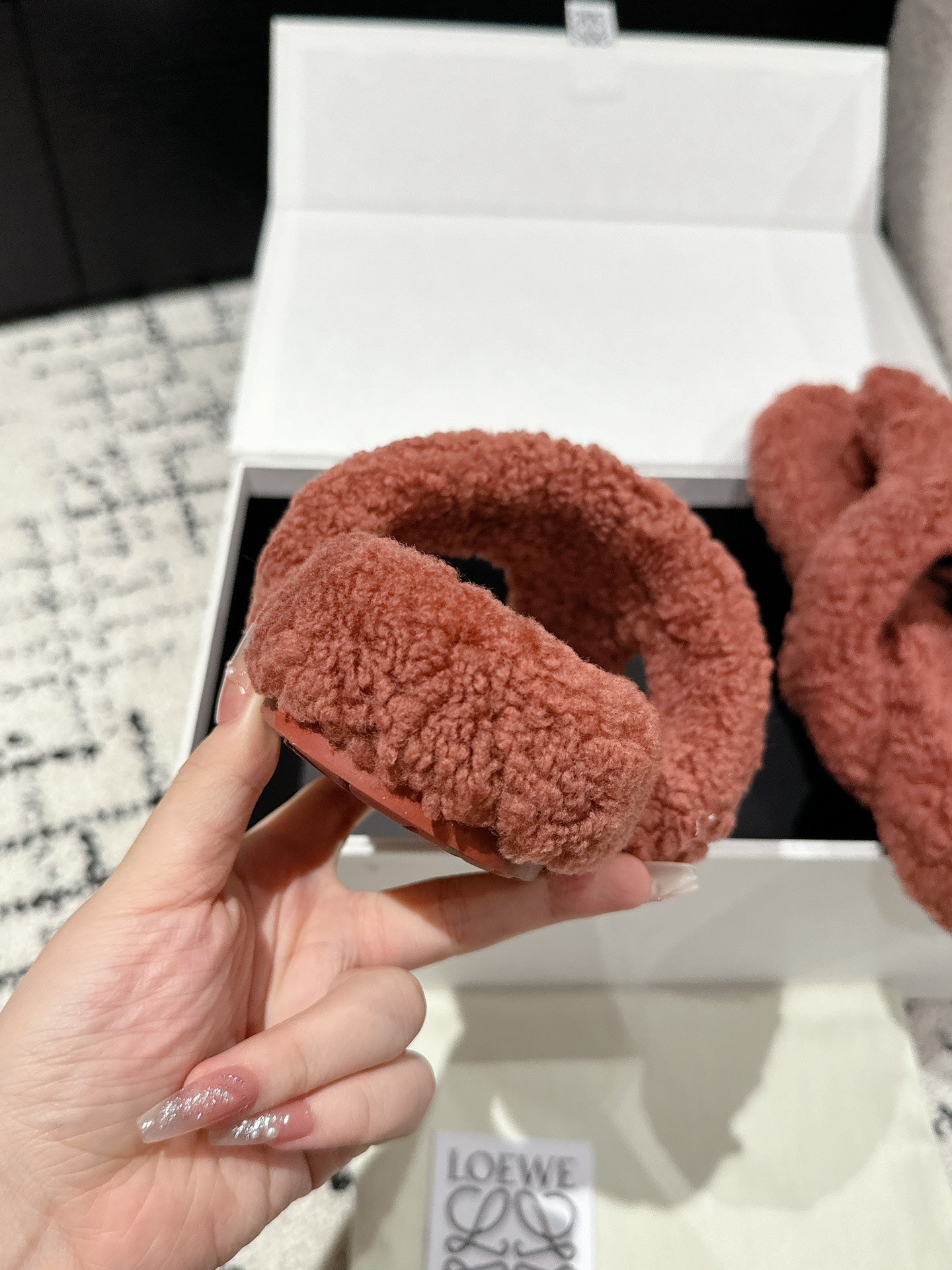LW SHEARLING THONG SLIPPER IN BRICK