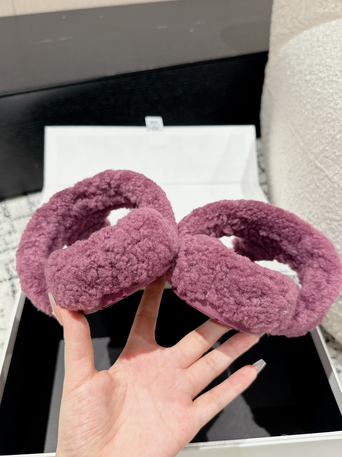 LW SHEARLING THONG SLIPPER IN GRAPE