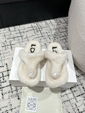 LW SHEARLING THONG SLIPPER IN WHITE