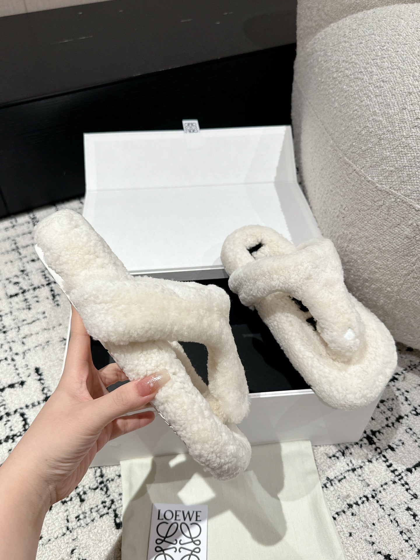 LW SHEARLING THONG SLIPPER IN WHITE