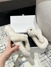 LW SHEARLING THONG SLIPPER IN WHITE