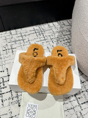 LW SHEARLING THONG SLIPPER IN BRONZE