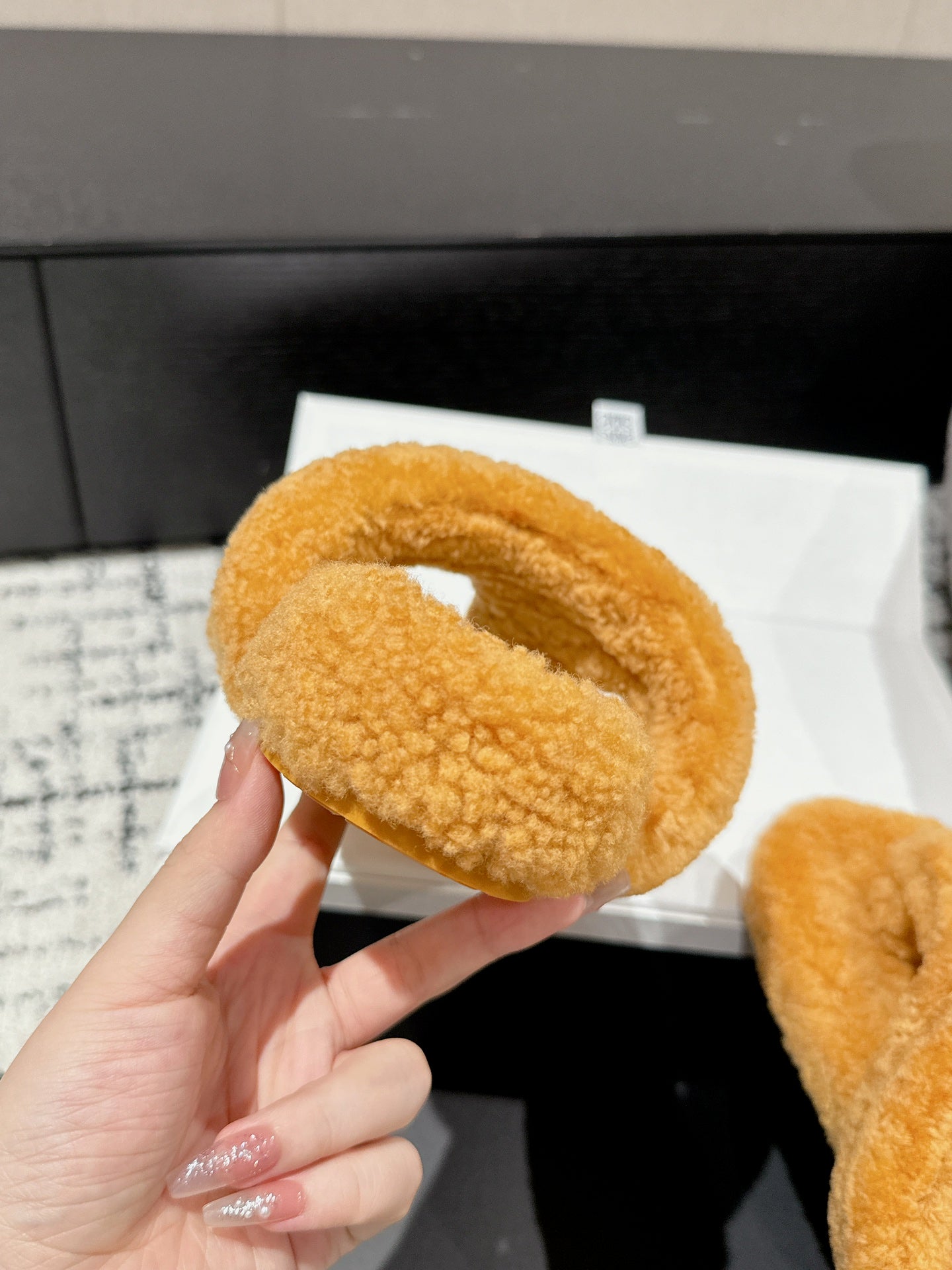 LW SHEARLING THONG SLIPPER IN BRONZE