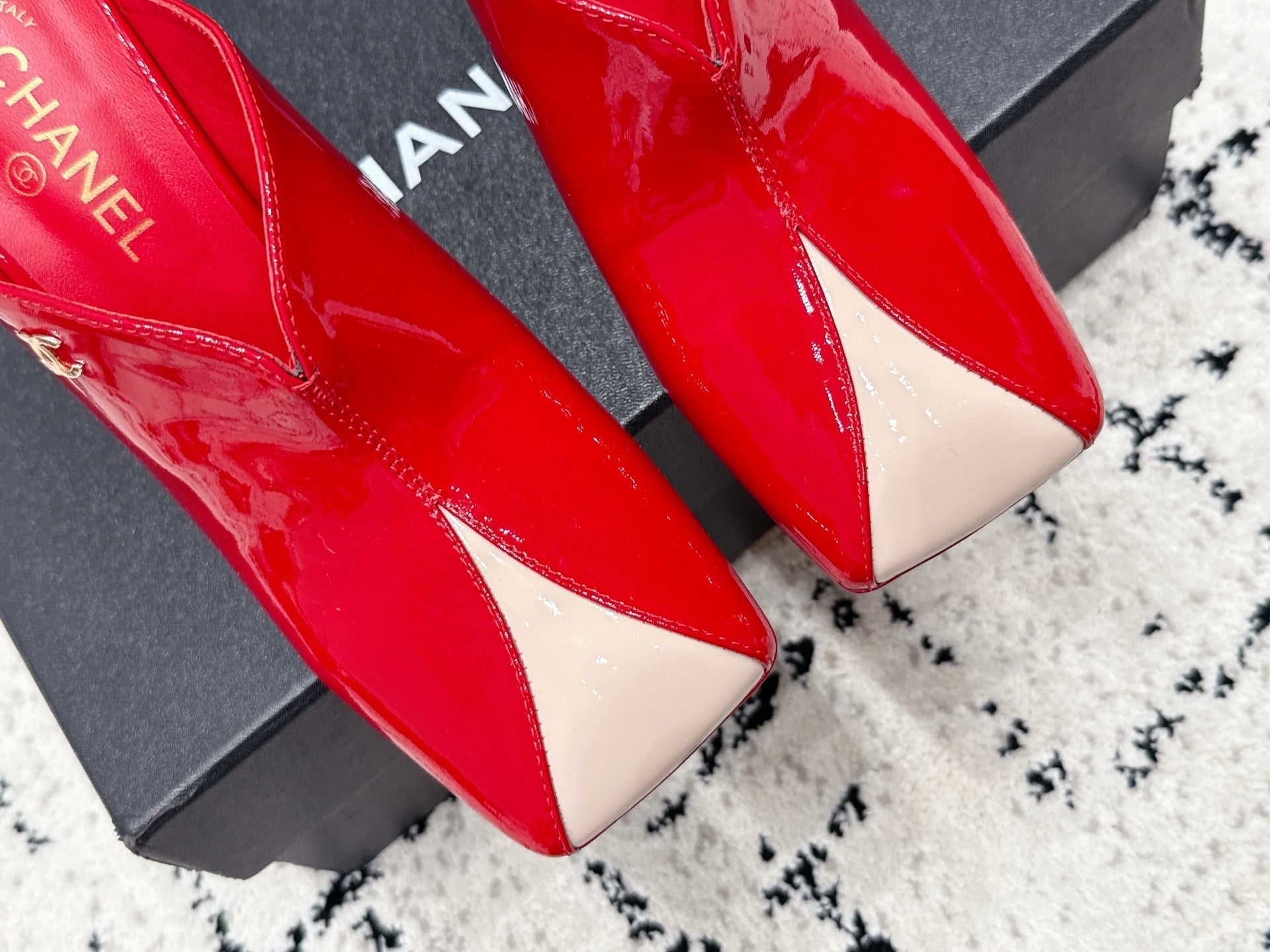 CHANEL 26S SQUARE-TOE HEELED MULES 95 MM IN CREAM MIX RED PATENT LAMBSKIN