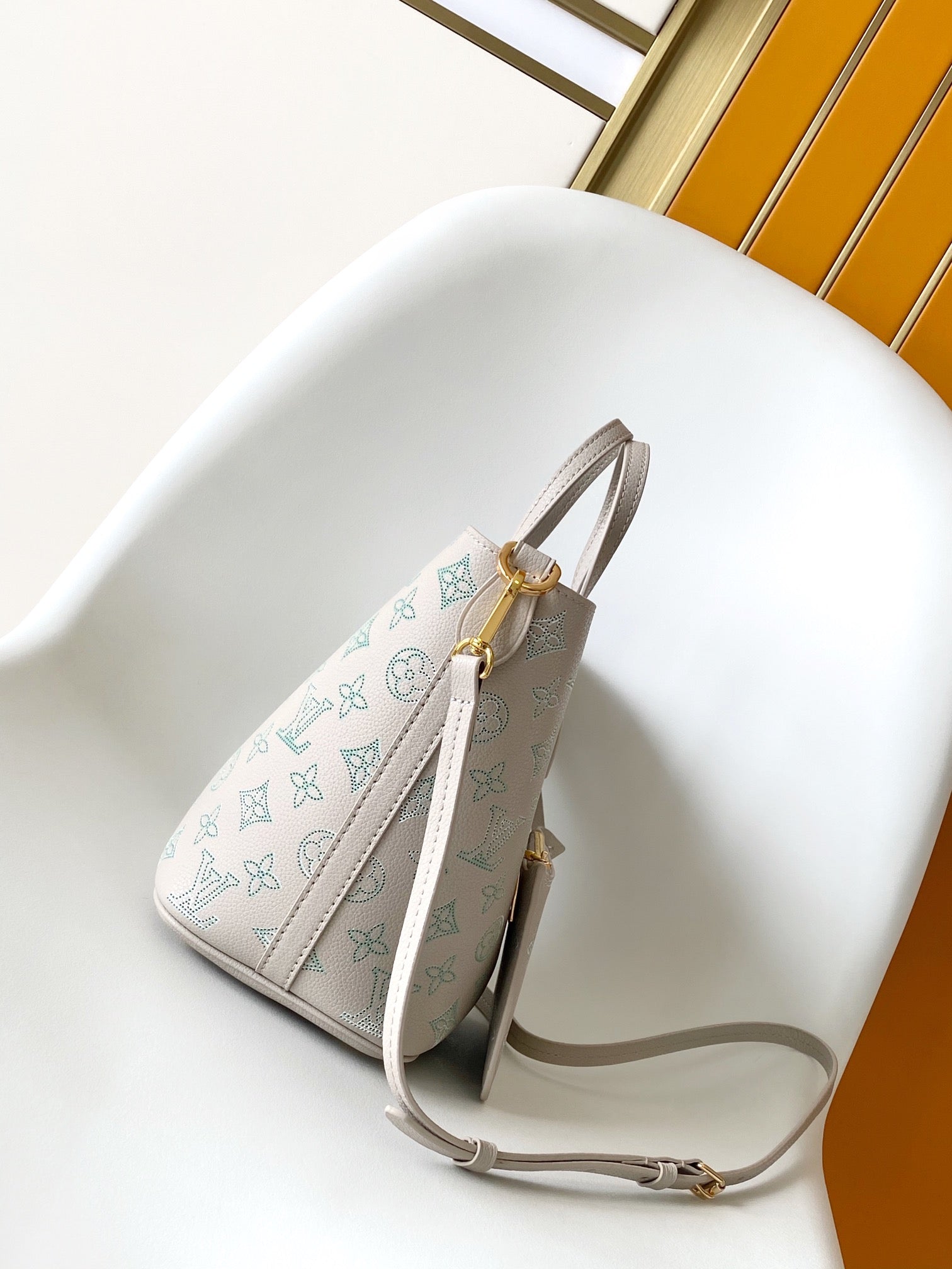 BLOSSOM 20 IN LIGHT BEIGE MAHINA CALFSKIN