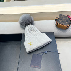 KNITTED BEANIE HAT IN LIGHT GRAY WOOL AND FOX FUR 409791