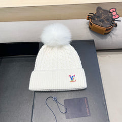 KNITTED BEANIE HAT IN WHITE WOOL 426215