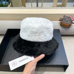 BUCKET HAT IN WHITE MIX BLACK LAMB FUR 430218