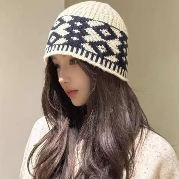 BEANIE HAT IN WHITE MIX BLACK WOOL 431697