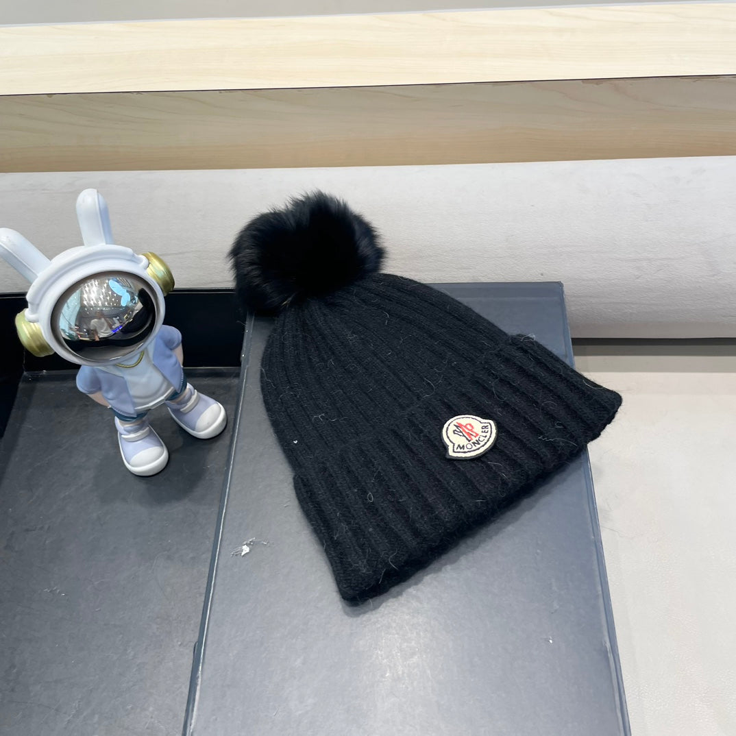BEANIE HAT IN BLACK WOOL WITH POM POM 438105