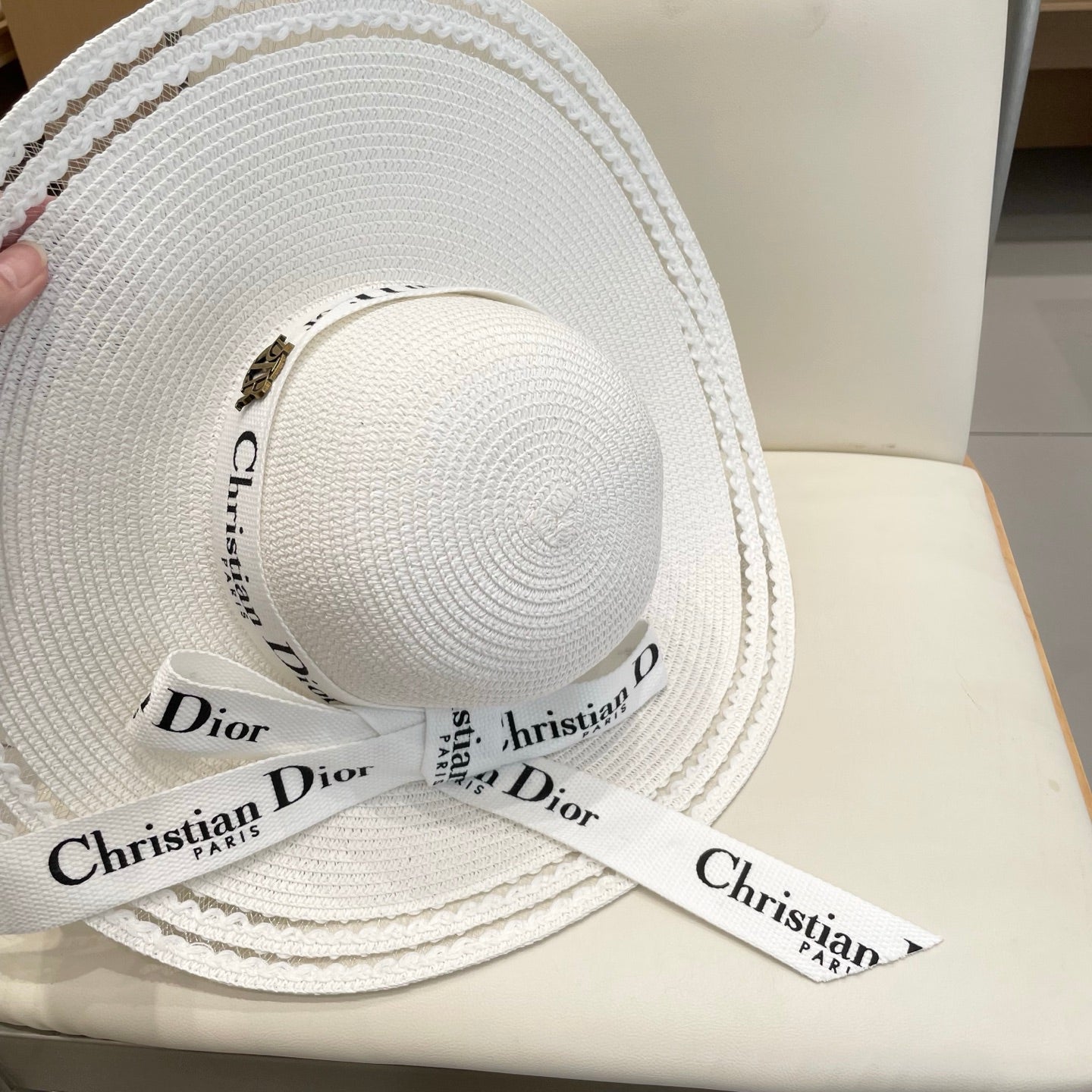 HAT IN WHITE RAFFIA WIDE-BRIM MIX BIG WHITE BOW