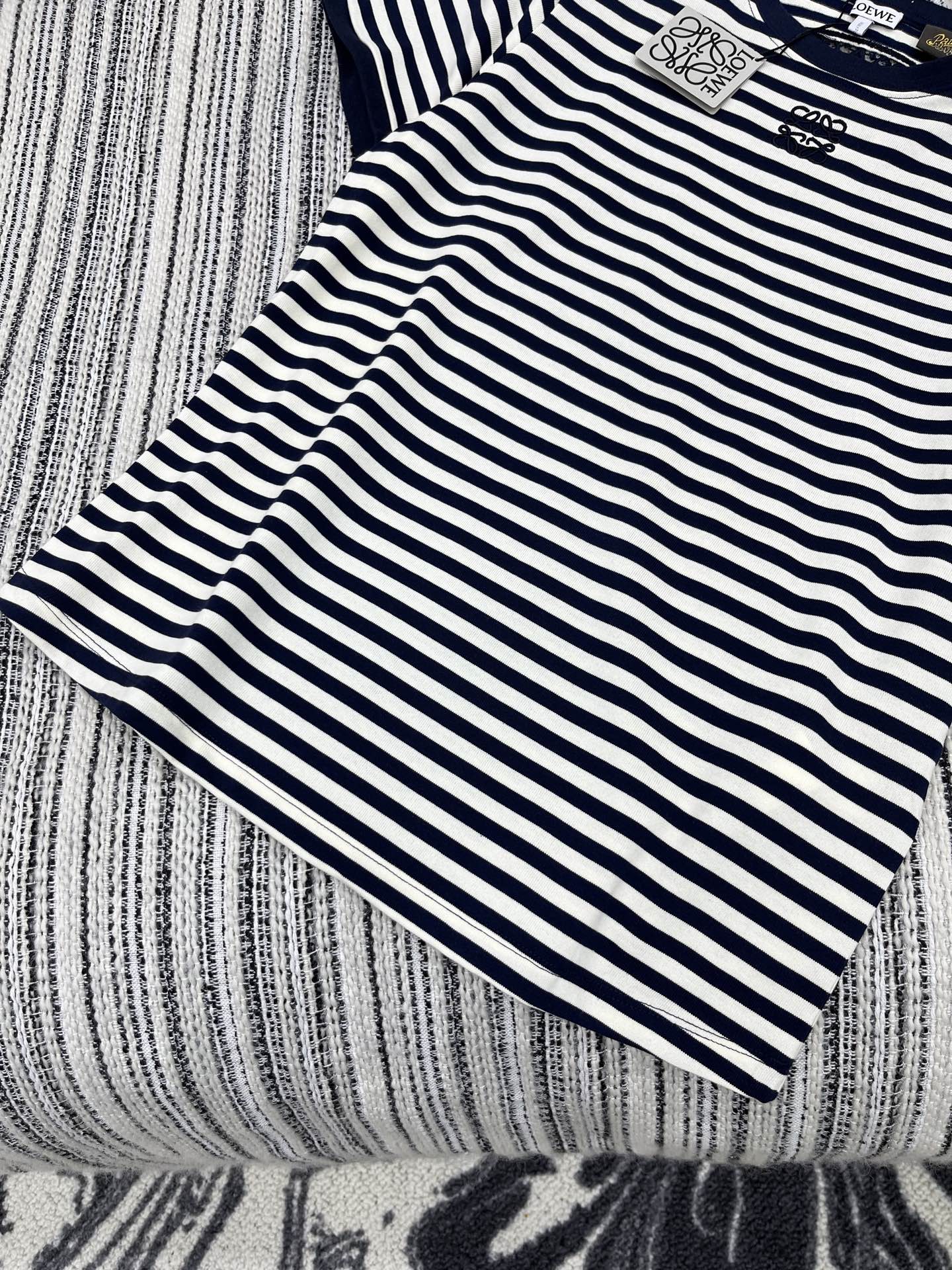 LOEWE EMBROIDERED SHORT-SLEEVE T-SHIRT WITH CREW NECK 267984