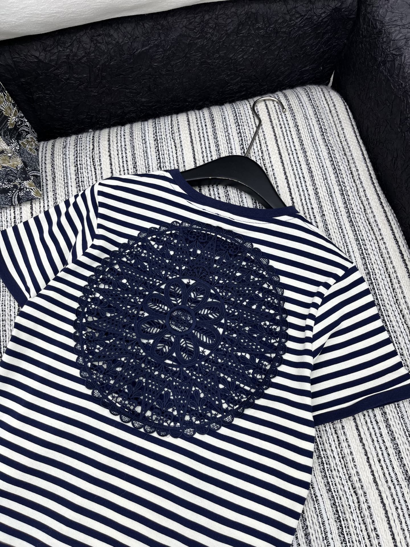 LOEWE EMBROIDERED SHORT-SLEEVE T-SHIRT WITH CREW NECK 267984