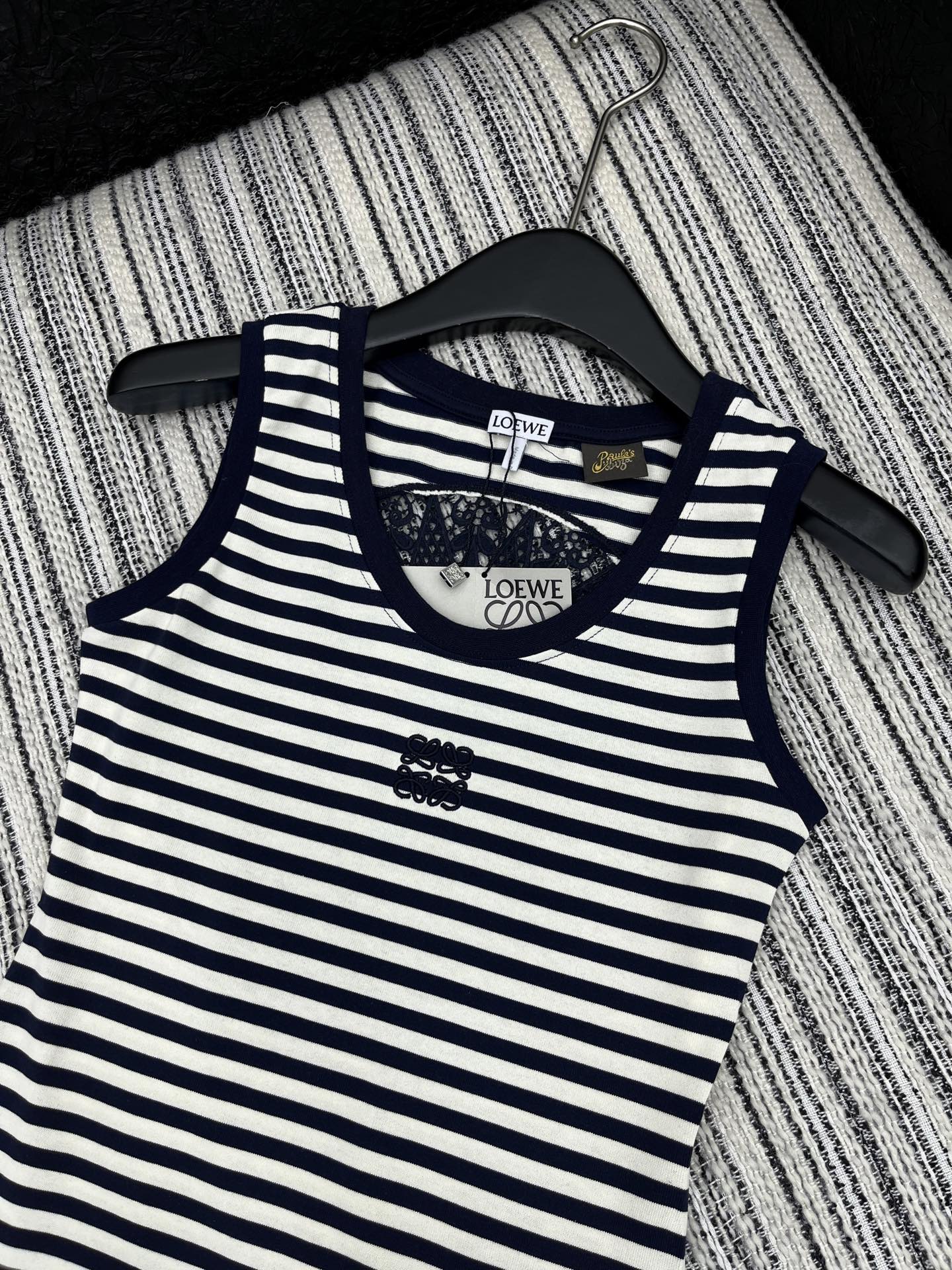 SLEEVELESS TOP WITH RAISED EMBROIDERY AND CREW NECK 267982