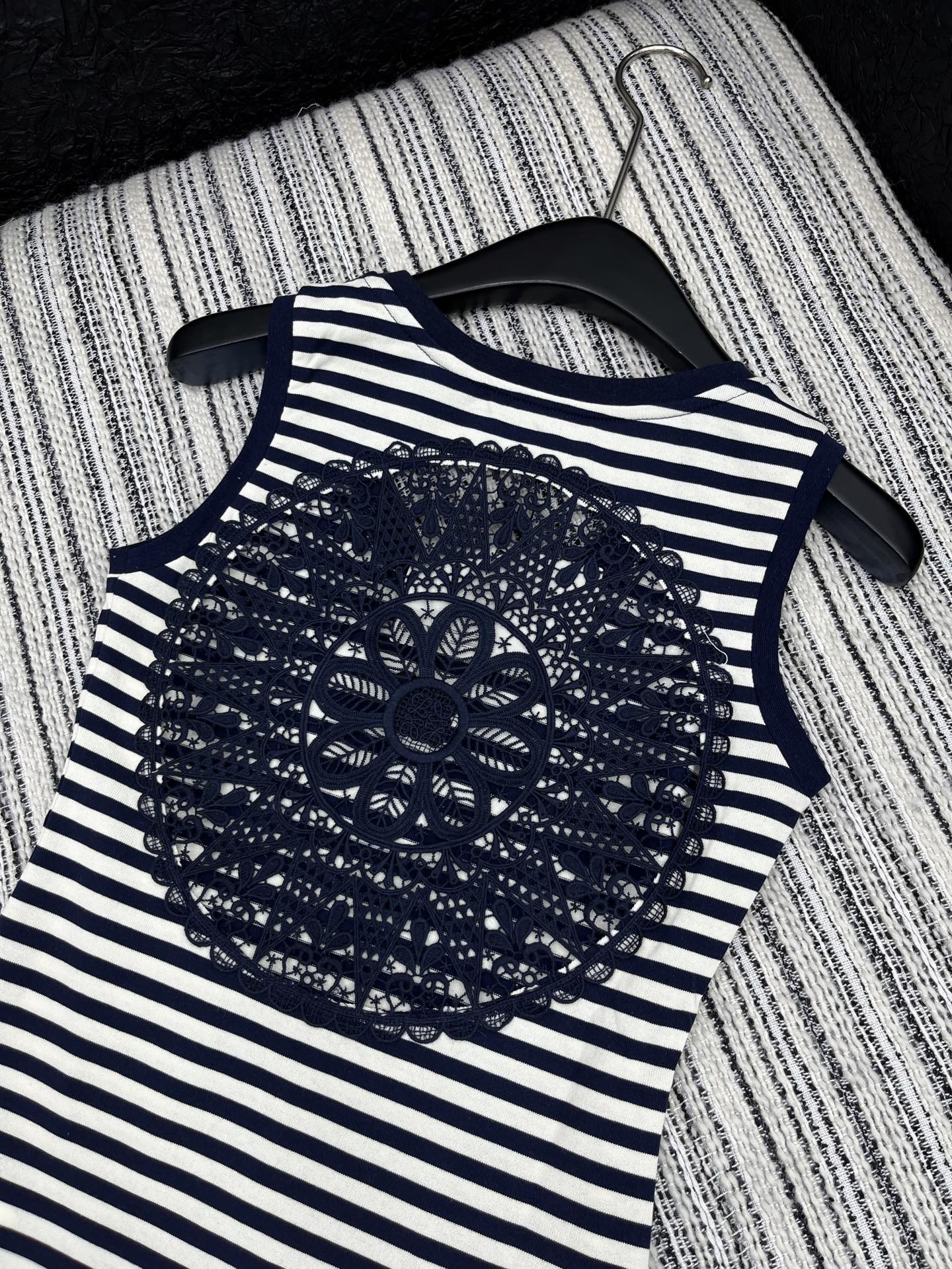 SLEEVELESS TOP WITH RAISED EMBROIDERY AND CREW NECK 267982