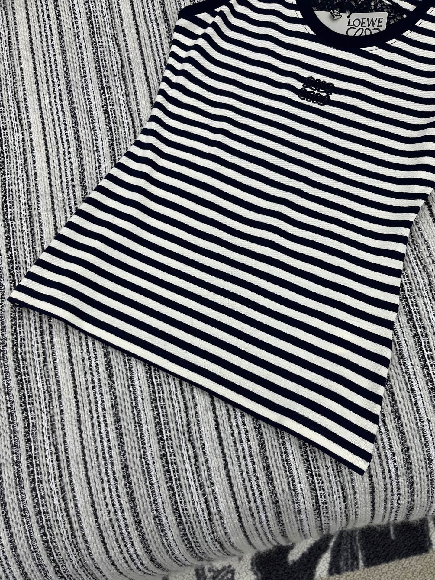 SLEEVELESS TOP WITH RAISED EMBROIDERY AND CREW NECK 267982