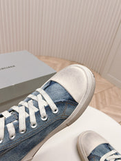 HIGH-TOP SNEAKERS IN BLUE DENIM LOGO PRINT