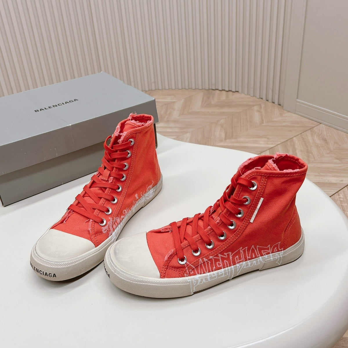 HIGH-TOP SNEAKERS GRAFFITI IN RED CANVAS