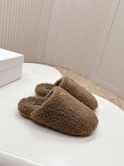 MULES ATTACHED TRIANGLE LOGO IN WOOD BROWN SHEARLING