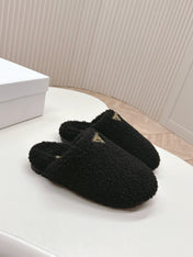 MULES ATTACHED TRIANGLE LOGO IN BLACK SHEARLING