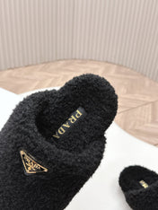 MULES ATTACHED TRIANGLE LOGO IN BLACK SHEARLING