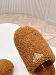 MULES ATTACHED TRIANGLE LOGO IN BRONZE BROWN SHEARLING