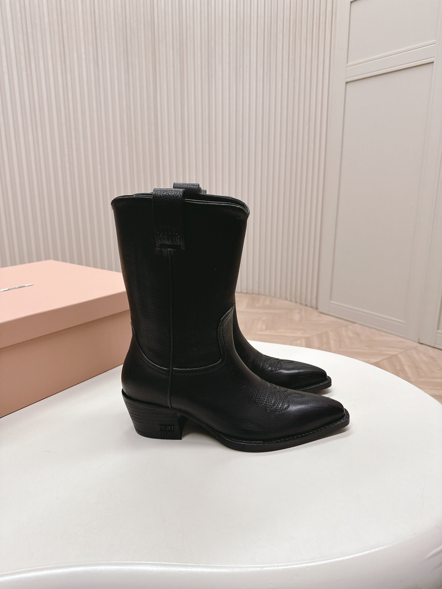 POINTED TOE BOOTS IN BLACK CALFSKIN