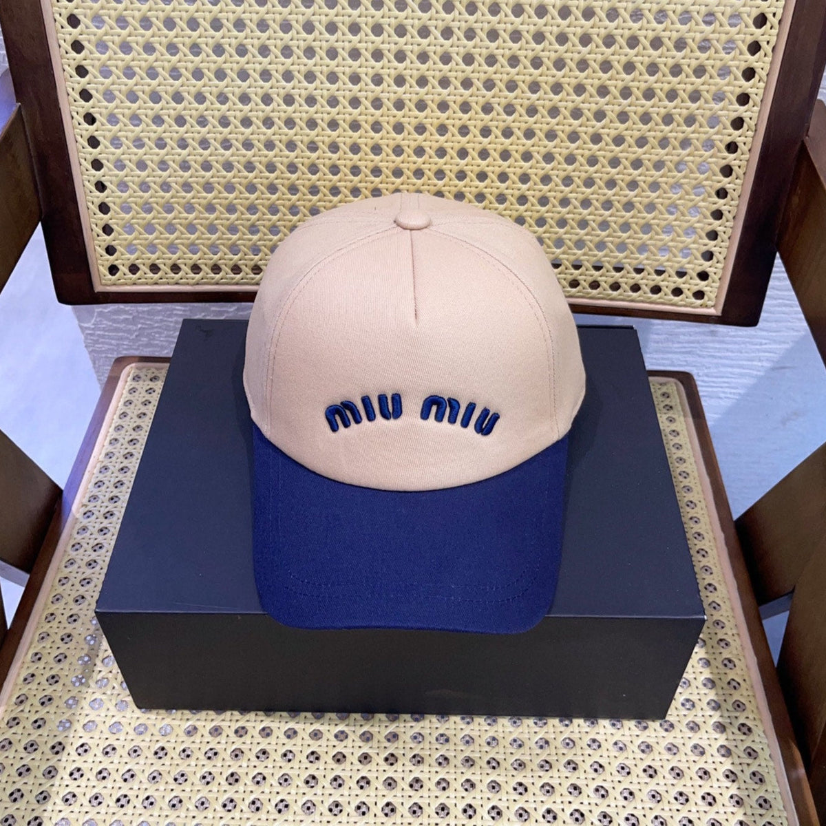 MM BASEBALL CAP IN LIGHT BEIGE AND NAVY BLUE FABRIC WITH LOGO EMBROIDERY
