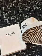 MM CLASSIC REVERSIBLE BUCKET HAT IN LIGHT BEIGE AND BLACK FABRIC